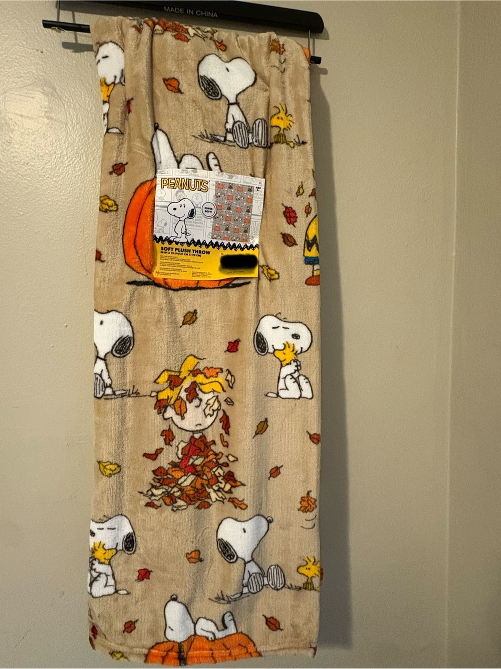 NWT Peanuts Snoopy Autumn Harvest Leaves & Pumpkin Plush Throw Blanket 50x70